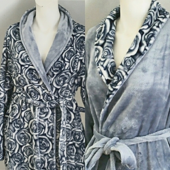 Casa Zeta-Jones Other - Casa Zeta-Jones Womens reversible blue/blue white floral rosette robe, Size S